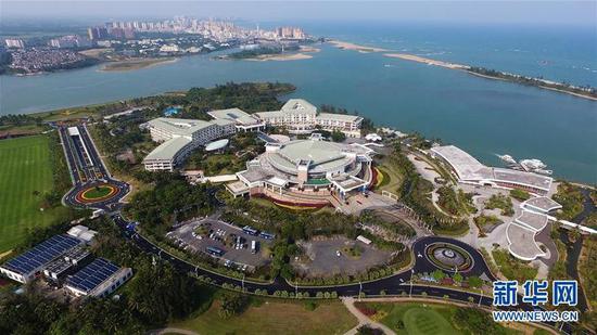  位于海南省瓊海市博鰲鎮(zhèn)的博鰲亞洲論壇國際會議中心（2018年3月22日無人機拍攝）。新華社記者 郭程 攝