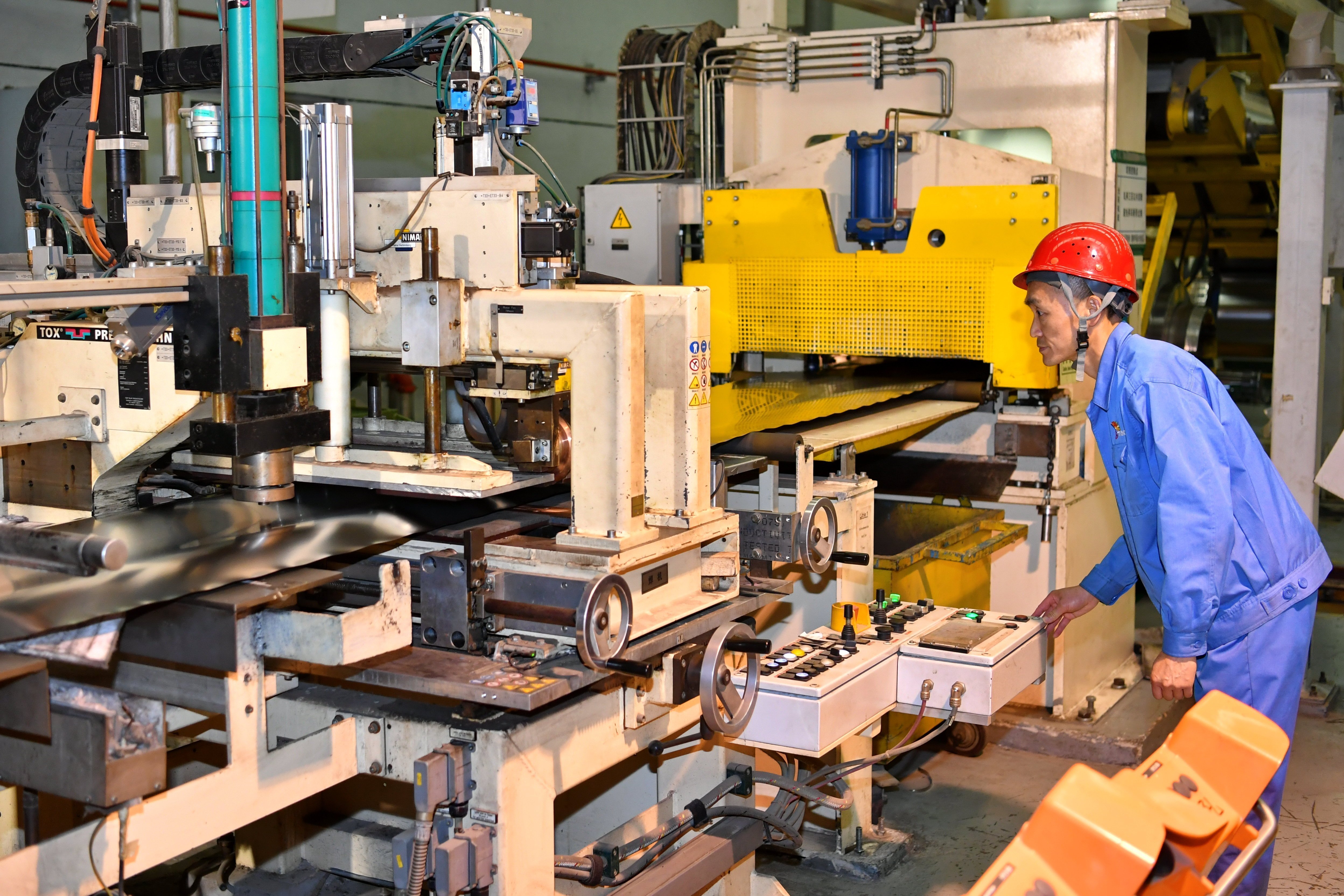 太鋼集團員工在操控超薄帶狀不銹鋼的加工設備（5月24日攝）。新華社記者 曹陽 攝.JPG