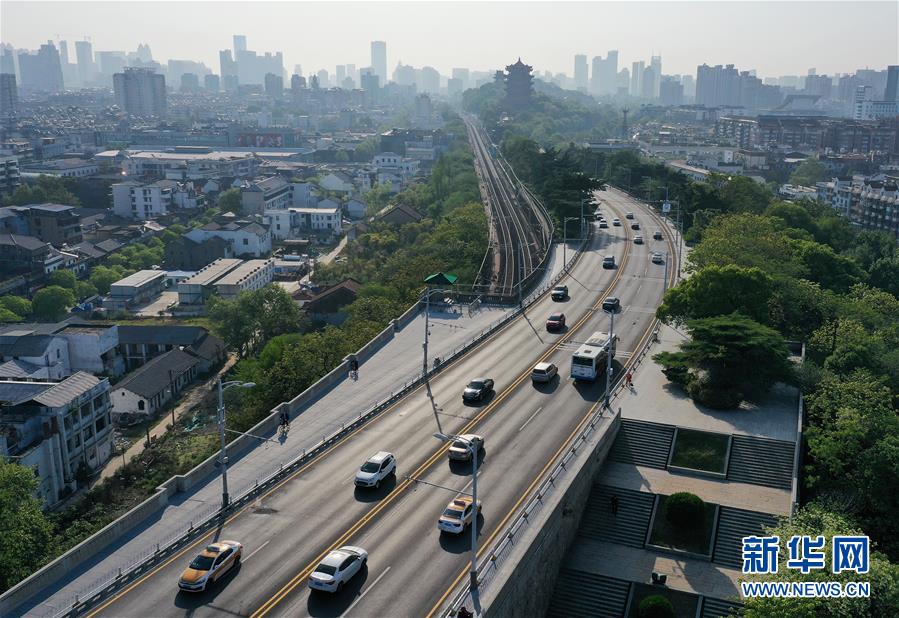 （新華全媒頭條·圖文互動(dòng)）（13）從人民中汲取磅礴力量——習(xí)近平總書(shū)記同出席2020年全國(guó)兩會(huì)人大代表、政協(xié)委員共商國(guó)是紀(jì)實(shí)