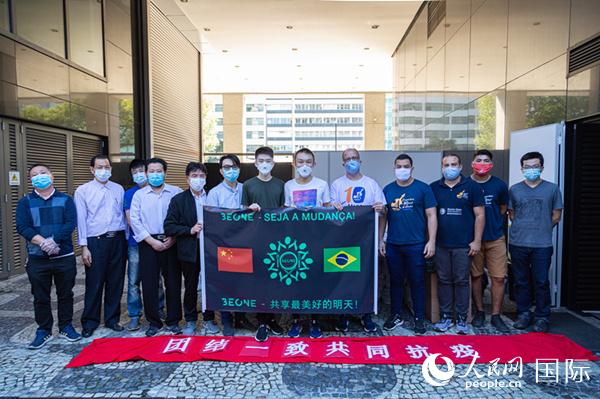 里約華人向巴西貧民社區(qū)捐贈(zèng)物資