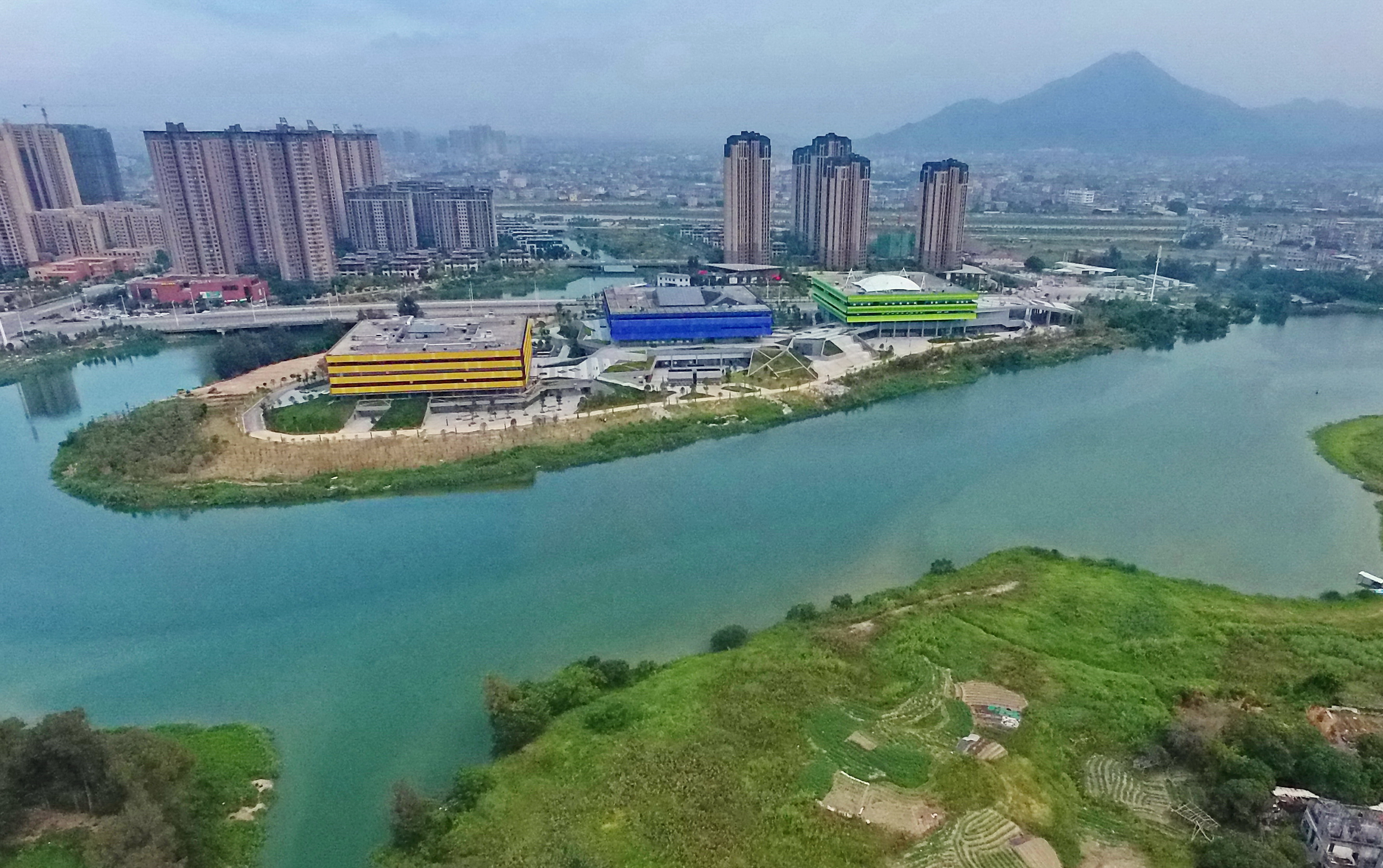 這是利用木蘭溪流域舊河道開挖成的人工湖——玉湖。當?shù)卦诖私Y(jié)合周邊公共綠地，建設(shè)公共建筑，實現(xiàn)了現(xiàn)代建筑與自然景觀渾然一體。