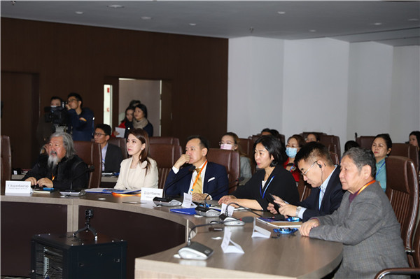 10月22日，第11屆中蒙新聞?wù)搲癁跆m巴托會(huì)場(chǎng)與會(huì)人員觀看《命運(yùn)與共 風(fēng)雨同舟》中蒙合作抗疫紀(jì)錄片。