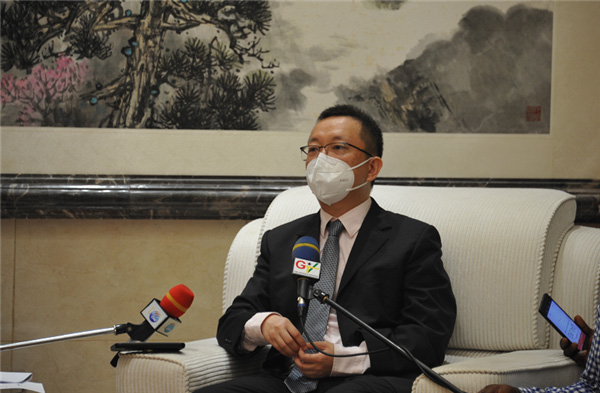 駐加納臨時代辦朱憬致辭（駐加納使館供圖）