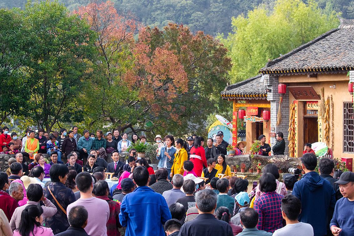 中國(guó)鄉(xiāng)村旅游新殺出一匹“黑馬”，人們都往這跑，深秋旅游真火爆