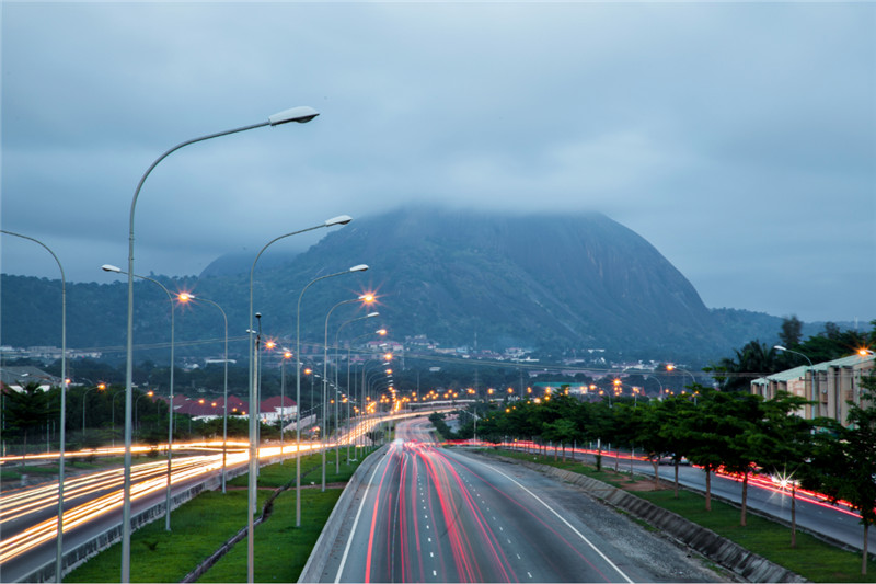 “自然和風光類”一等獎作品《祖瑪巖燈路》（駐尼使館供圖）