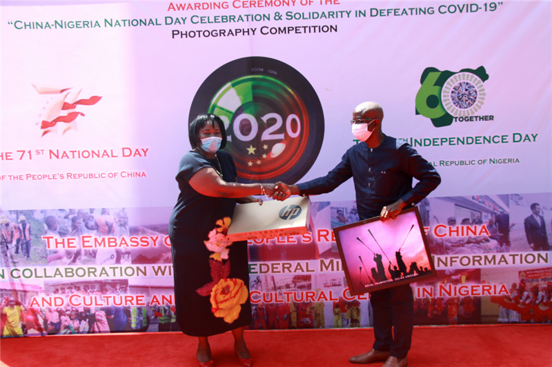 伊杜拉司長為“風土人情類”一等獎獲得者頒獎（駐尼使館供圖）