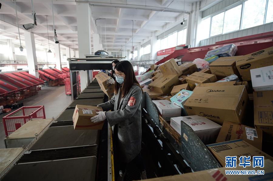 （新華全媒頭條·圖文互動(dòng)）（3）中國(guó)消費(fèi)“火起來(lái)” 全球市場(chǎng)“動(dòng)起來(lái)”——2020年“雙11”觀察