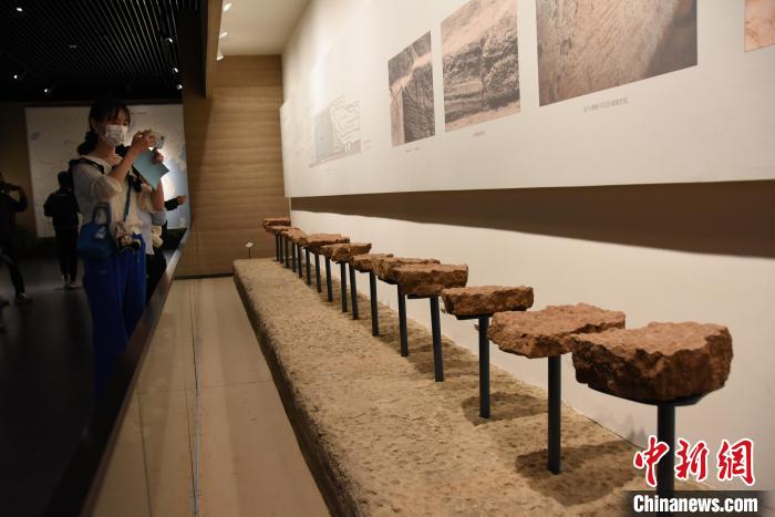 圖為城墻夯筑平面及夯窩復(fù)原?！⊥跤?攝