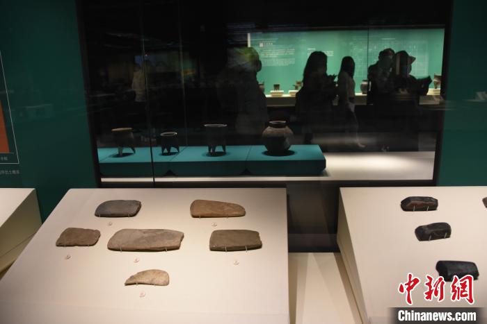 圖為展出的商代石器制品?！⊥跤?攝