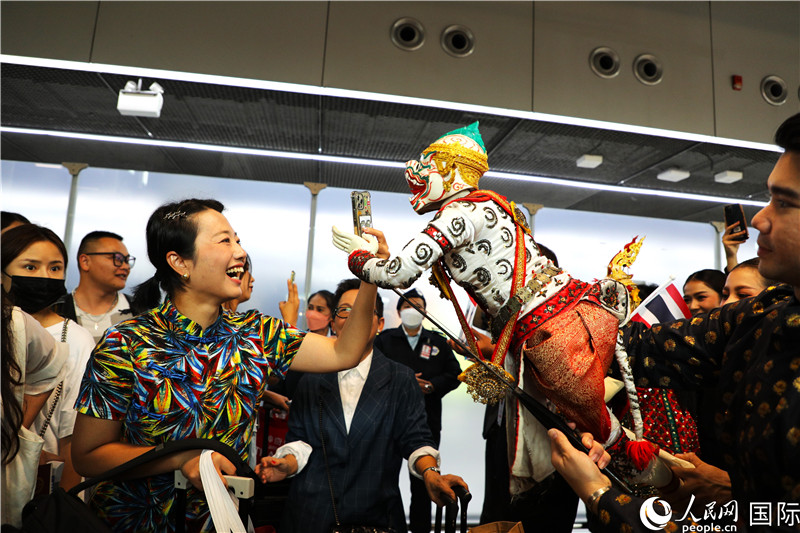 在迎接儀式中，泰國機(jī)場工作人員與中國游客友好互動(dòng)。人民網(wǎng)記者 白元琪攝。