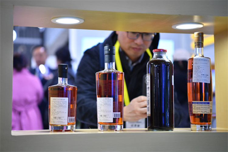11月16日，觀眾在第七屆絲博會上參觀阿塞拜疆展位上的酒水產(chǎn)品。新華社記者 邵瑞 攝