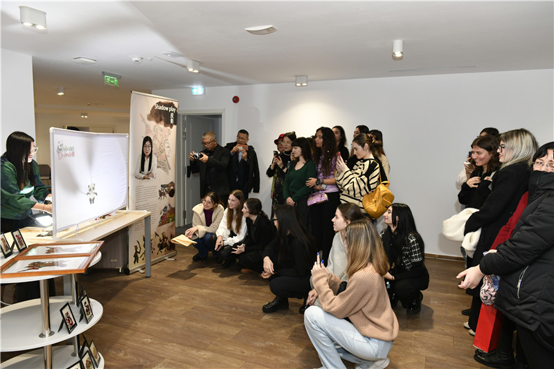 圖為觀眾欣賞帶有“你好中國(guó)”標(biāo)識(shí)的皮影展示。 布加勒斯特中國(guó)文化中心供圖。