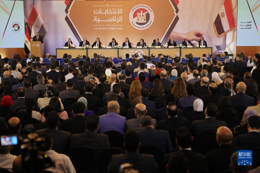 這是12月18日在埃及首都開羅拍攝的埃及全國選舉委員會新聞發(fā)布會現(xiàn)場。新華社發(fā)（艾哈邁德·戈馬攝）