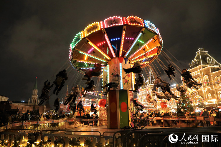 位于莫斯科紅場(chǎng)中央的“古姆”新年集市。人民網(wǎng)記者 隋鑫攝