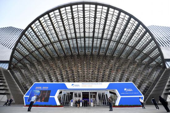 2023年10月30日，參會(huì)嘉賓步入長(zhǎng)沙國(guó)際會(huì)議中心。當(dāng)日，以“全球發(fā)展 共享安全”為主題的博鰲亞洲論壇全球經(jīng)濟(jì)發(fā)展與安全論壇第二屆大會(huì)在湖南長(zhǎng)沙開幕。新華社記者 陳振海 攝