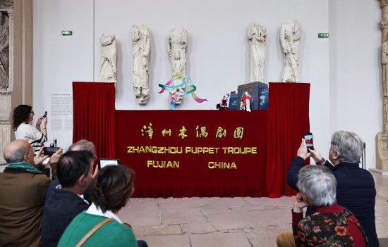 2月10日，在位于法國巴黎埃菲爾鐵塔附近的“建筑與遺產(chǎn)之城”博物館，觀眾欣賞漳州布袋木偶戲。新華社記者高靜攝