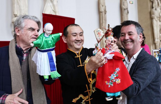 2月10日，在位于法國巴黎埃菲爾鐵塔附近的建筑與遺產(chǎn)之城博物館，觀眾近距離體驗布袋木偶戲。新華社記者高靜攝