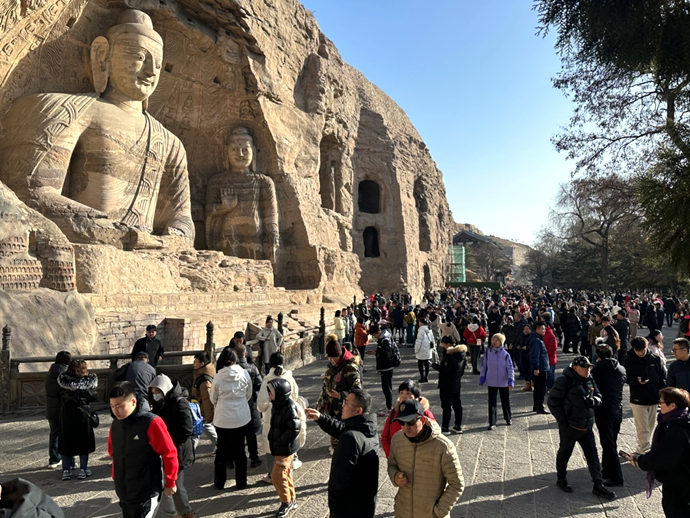 云岡石窟游人如織。 于宏攝