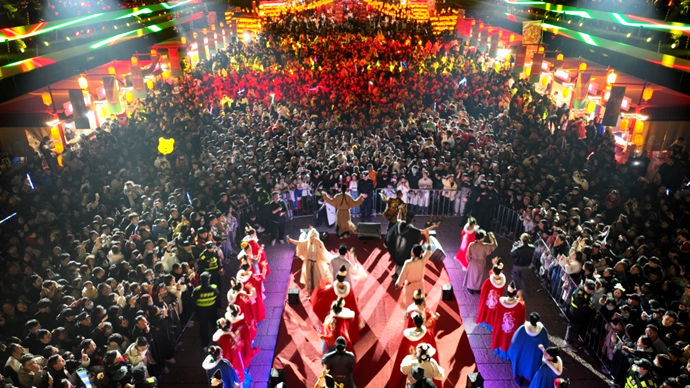河南洛陽“天街奇幻夜”新春盛會“穿漢服蹦唐迪”活動現(xiàn)場。 隋唐洛陽城供圖