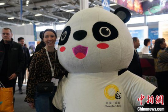 3月5日，2024年柏林國(guó)際旅游交易會(huì)(ITB)在柏林會(huì)展中心拉開(kāi)帷幕。以“你好！中國(guó)”為主題的中國(guó)展區(qū)當(dāng)日亮相展會(huì)。圖為觀眾與大熊貓人偶合影。中新社記者 馬秀秀 攝