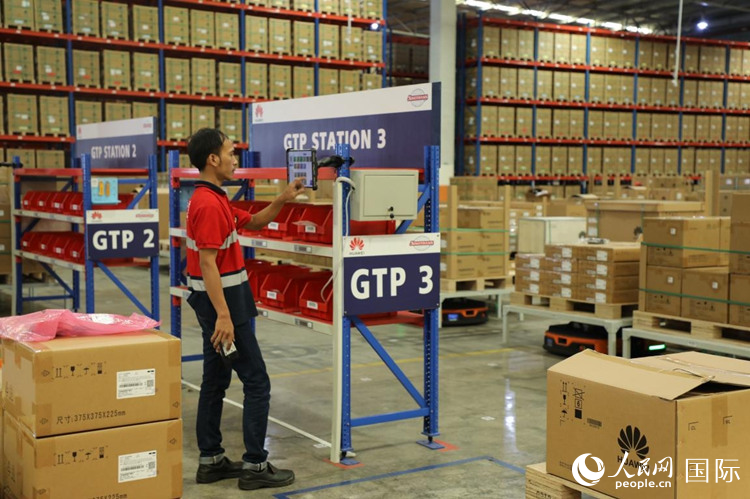 華為5G智能倉庫里，工作人員正在利用智能系統(tǒng)辦公。人民網(wǎng)記者 曹師韻攝