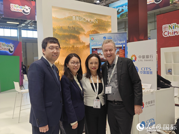 中旅旅行代表與參展客戶在展會(huì)上交流互動(dòng)。 劉偉剛攝