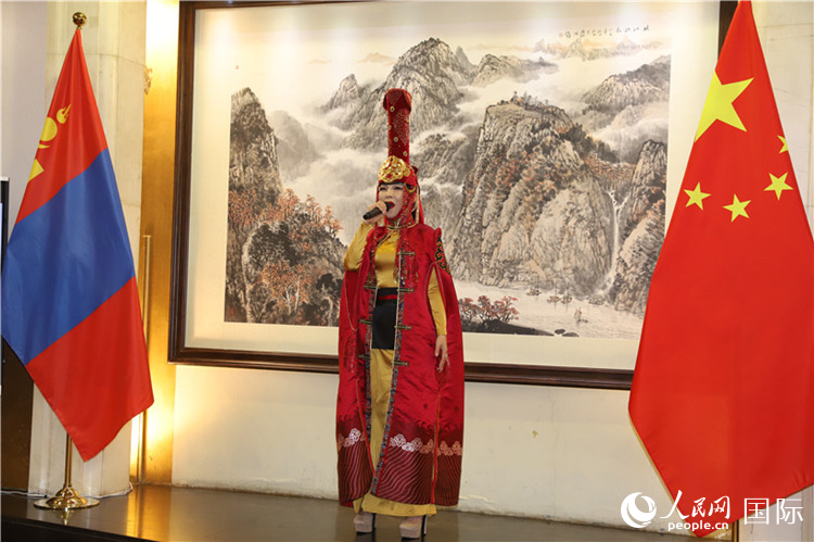 呼麥演唱。人民網(wǎng)記者 霍文攝