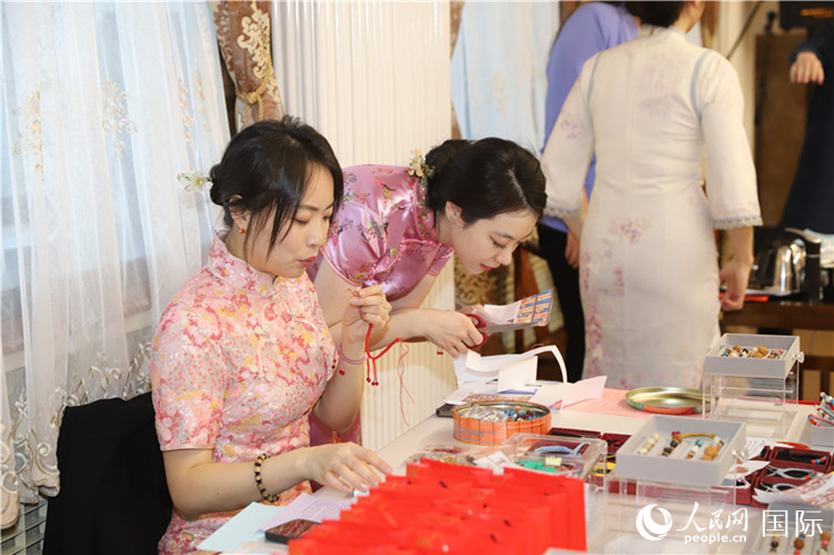 孔院教師展示剪紙。人民網(wǎng)記者 霍文攝