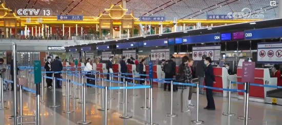 在首都機場，隨著國際直航航班的增加，旅客出行也更加便捷。