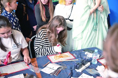 　　在俄羅斯首都莫斯科，一名學生在4月舉行的中文日活動上制作糖畫。 新華社發(fā)