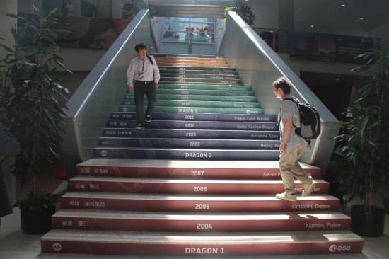 　　6月24日，在葡萄牙里斯本，與會(huì)者準(zhǔn)備走進(jìn)“龍計(jì)劃”五期總結(jié)研討會(huì)暨六期（2024-2028年）啟動(dòng)會(huì)會(huì)場(chǎng)。