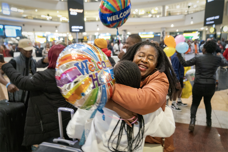 學(xué)生與家長相擁歡慶。希拉茲·莫林?jǐn)z