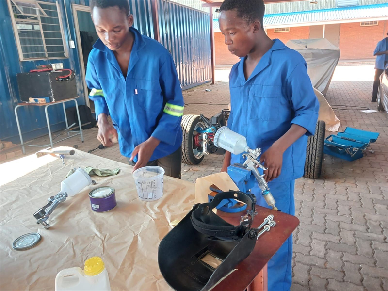 南非學(xué)生認(rèn)真改造“老爺車”。索尚古夫技術(shù)高中供圖