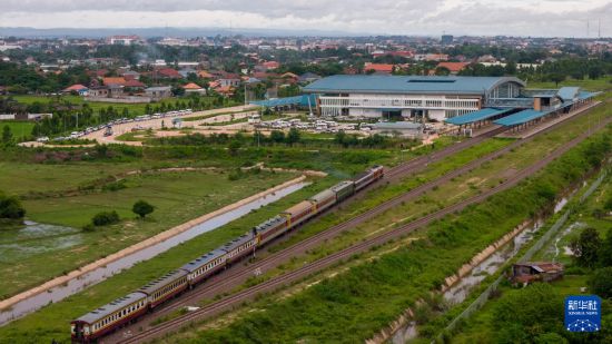   7月20日，首趟老撾泰國跨境鐵路客運列車抵達(dá)老撾萬象坎薩瓦站（無人機照片）。新華社發(fā)（凱喬攝）