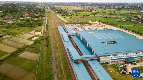   7月20日，首趟老撾泰國跨境鐵路客運列車抵達(dá)老撾萬象坎薩瓦站（無人機照片）。新華社發(fā)（凱喬攝）