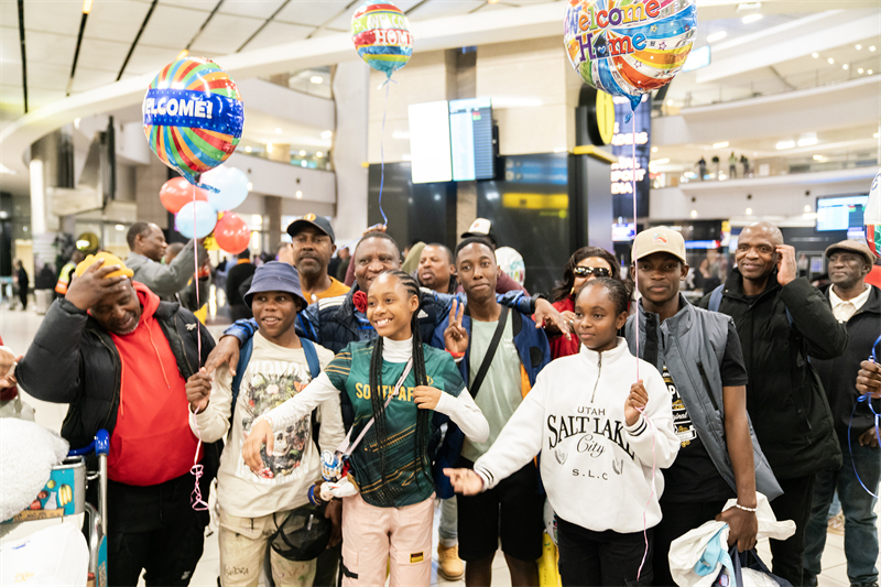 家長們熱情歡迎從中國歸來的學(xué)生。希拉茲·莫林?jǐn)z