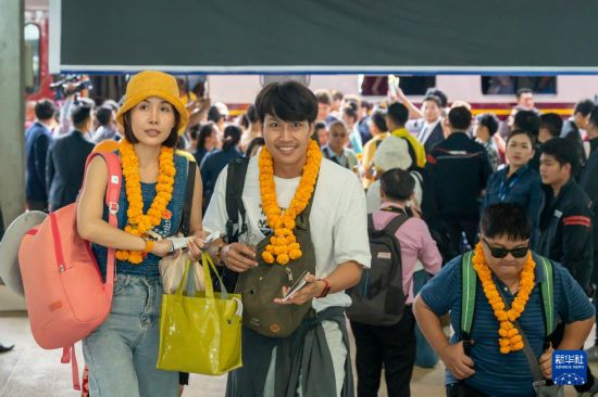   7月20日，首趟老撾泰國跨境鐵路客運列車乘客抵達(dá)老撾萬象坎薩瓦站。新華社發(fā)（凱喬攝）