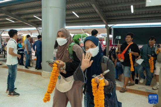   7月20日，乘客搭乘首趟老撾泰國跨境鐵路客運列車抵達(dá)老撾萬象坎薩瓦站。新華社發(fā)（凱喬攝）
