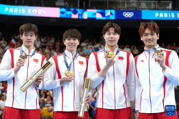 北京時(shí)間8月5日，在巴黎奧運(yùn)會(huì)游泳項(xiàng)目男子4x100米混合泳接力決賽中，中國(guó)隊(duì)以3分27秒46的成績(jī)奪得金牌。圖為冠軍中國(guó)隊(duì)選手徐嘉余、覃海洋、孫佳俊、潘展樂（從右至左）在頒獎(jiǎng)儀式上。新華社記者 杜宇 攝