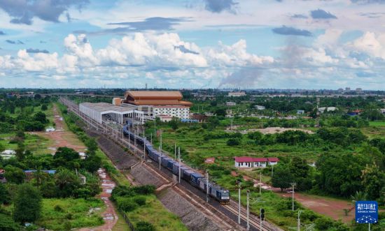 8月5日，由老撾籍火車司機獨立駕駛的滿載貨物的列車駛出萬象站，向中國昆明進發(fā)（無人機照片）。新華社發(fā)（楊永全 攝）