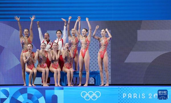 北京時間8月8日凌晨，巴黎奧運(yùn)會花樣游泳集體項(xiàng)目的最后一項(xiàng)比賽集體技巧自選在巴黎奧林匹克水上運(yùn)動中心舉行。中國隊(duì)奪得花樣游泳集體項(xiàng)目金牌。圖為中國隊(duì)在比賽后慶祝奪冠。新華社記者 薛宇舸 攝