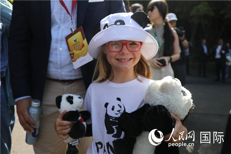 3、當(dāng)天圣迭戈很多市民到動(dòng)物園看大熊貓。 人民網(wǎng)記者 李志偉攝