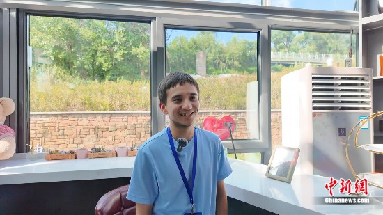 圖為外籍青年杜喬接受采訪。曹淼欣攝