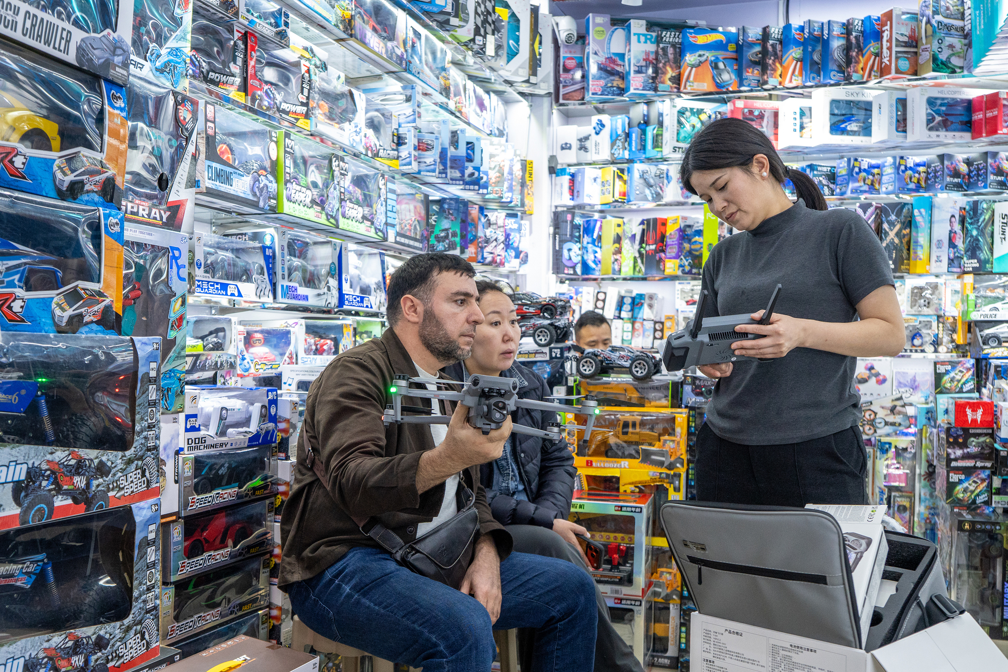 2026年4月1日，外商在浙江義烏國際商貿(mào)城洽談采購小商品。